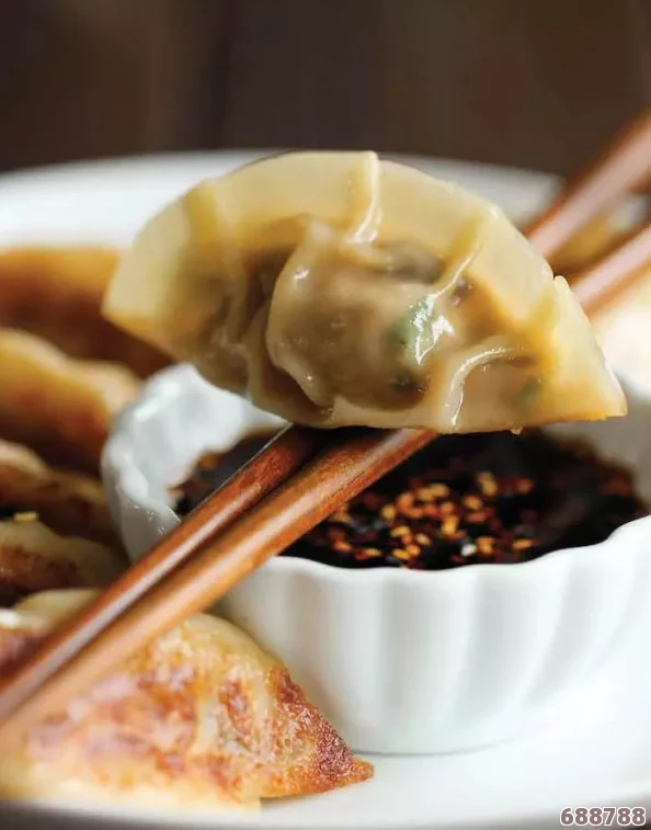 梁教授要稳住肉馅小水饺视频，妙手调馅传承美食艺术，唤醒记忆深处的味道与情感