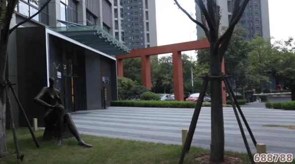 “因电梯故障而2人独，用户纷纷表示体验不佳，期待后续改善和维修方案的落实”