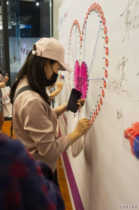 男人和女人一起对愁愁的说话，倾听彼此心声，探讨人生的哲理与困惑，共同寻找解决方案