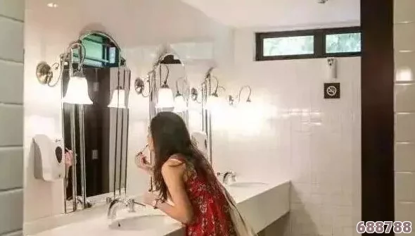 探索亚洲厕拍：用户独特评价和见解引发关注与思考的现象