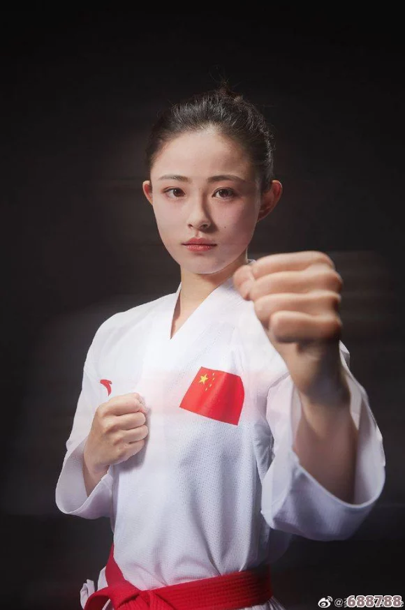 甜美姐姐居然在朋友家干这种事，让人惊讶的秘密竟然是她一直隐藏的另一面！