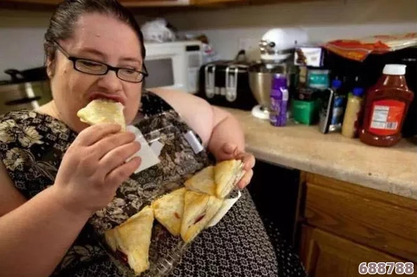 没带罩子让他吃了一天一区，网友调侃：这可真是无法想象的美食体验！
