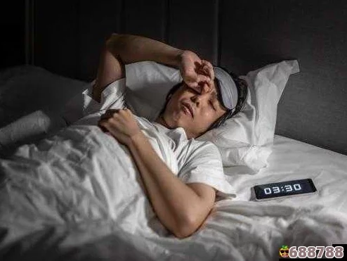 男子深夜睡不着想看点东西，结果意外发现了一个能让人瞬间入睡的神奇方法