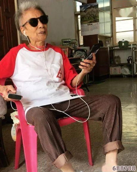 沈阳老阿姨叫的巅峰澎拜，＂吃鸡＂大神竟是六旬奶奶，操作秀翻全场