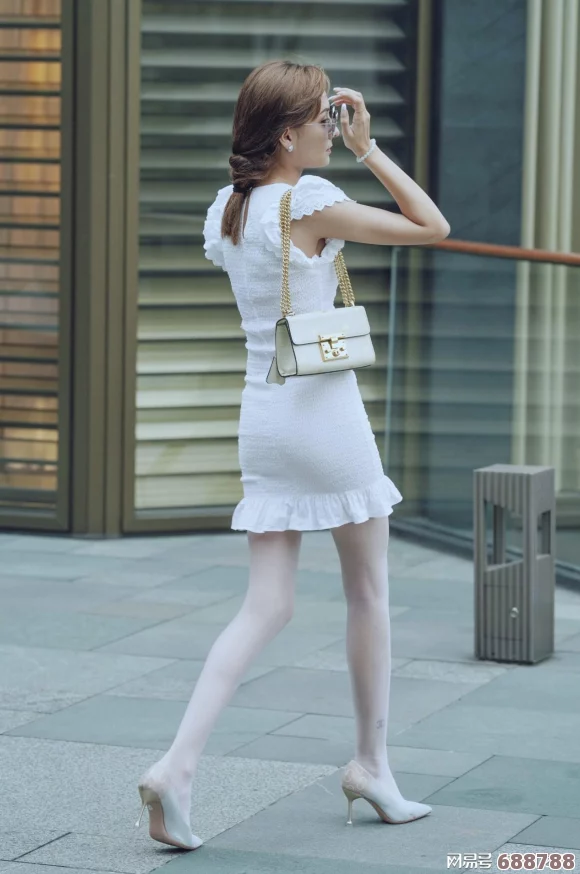 白丝美女被c，展现优雅与魅惑，网友热议她的独特魅力与时尚品味，引发热烈讨论与赞誉