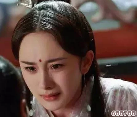 西施眼流泪红脸咬铁球，感受她深情美丽与勇敢挑战的绝妙融合，让人心醉神迷！