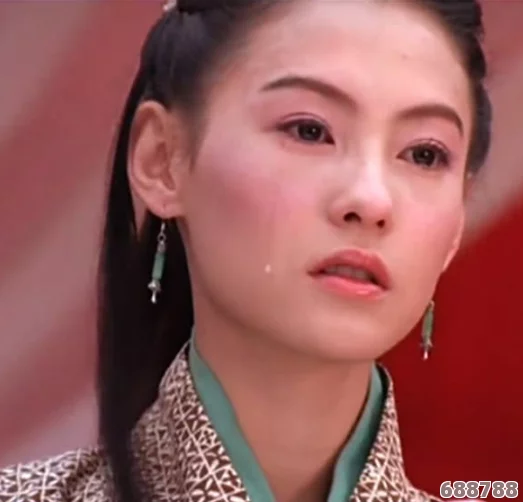西施眼流泪红脸咬铁球，感受她深情美丽与勇敢挑战的绝妙融合，让人心醉神迷！