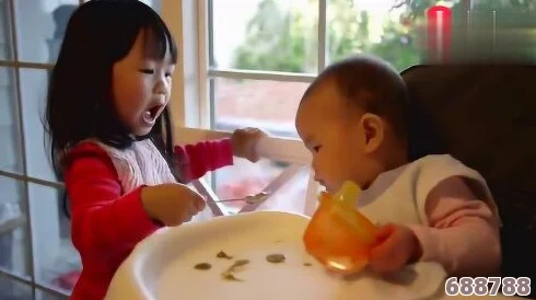 小孩半夜喂姐姐吃萝卜，原来是在玩＂深夜厨房＂游戏，结果闹出笑话