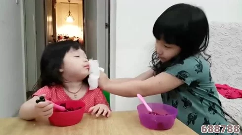 小孩半夜喂姐姐吃萝卜,原来是在玩"深夜厨房"游戏,结果闹出笑话 小孩半夜喂姐姐吃萝卜,原来是在玩"深夜厨房"游戏,结果闹出笑话