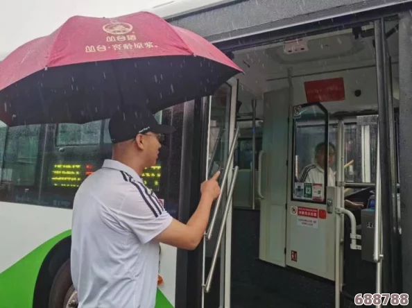雨中公交李艳：她在倾盆大雨中坚持守候，为无数乘客带来温暖与希望的动人故事