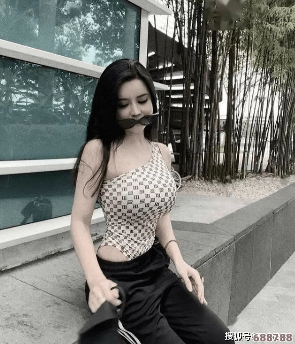 菲律宾娇小美女展现独特魅力，细腻娇憨让人欲罢不能，尽显青春活力和无穷魅力
